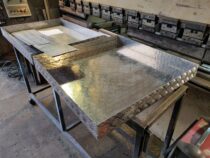 Alumiinium kastid, painutatud rihvel plaadist