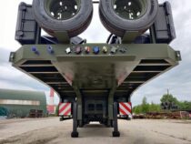 Laiaveose märgistega poolhaagise kael
