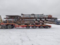 Valmis laadung 3-sillalisi raskeveohaagise raame koos rampidega