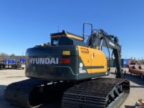 Laiendatud Hyundai ekskavaator tagantvaates