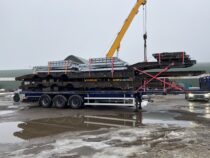 Transpordiks peale laaditud 3-sillaliste treilerite raamid koos rampidega