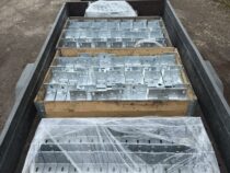 Valmis laadung kuumtsingitud kinnitusdetaile, kasutamiseks puidust hoone ehitusel