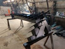 Valmis värvitud L-trepi raam