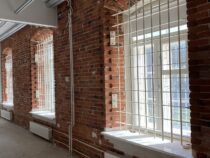 Tsaariaegse hoone akendele paigaldatud trellid